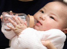 Cho trẻ sơ sinh uống thêm nước lọc, cẩn thận hại con!