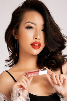Chu Lipstick – Một thỏi son ‘gom đủ’ bàn trang điểm