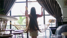 Cô gái trẻ kiếm tiền “không phải nghĩ” nhờ mái tóc dài đến 1,92m