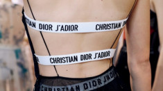 Dải ruy băng in chữ của Dior: Nhìn đâu cũng thấy ‘quen quen’