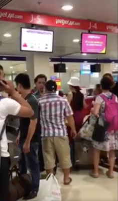 Diễn viên Hiếu Hiền suýt đánh người ở sân bay Tân Sơn Nhất