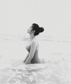 Đông Nhi thả thính fan bằng hình ảnh diện bikini nóng bỏng