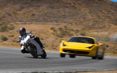  Ducati 1198S 2010 đọ sức cùng Ferrari 458 