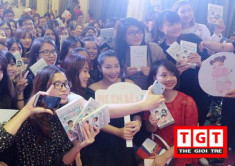 Hàng nghìn bạn trẻ Hà thành đến dự ra mắt sách “mẹ, em bé và bố” của Gào