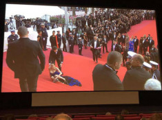 Hoa hậu Trung Quốc giả vờ ngã để gây chú ý trên thảm đỏ Cannes 2018