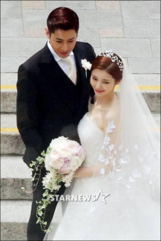 HOT: Eric (Shinhwa) khóa môi bà xã lãng mạn trong lễ cưới kín đáo
