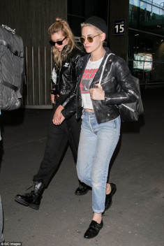 Kristen Stewart và bạn gái dính nhau như sam tại sân bay