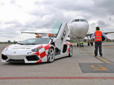  Lamborghini Aventador làm xe dẫn đường sân bay 