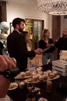 Miley Cyrus và Liam Hemsworth đã kết hôn giản dị tại nhà riêng?
