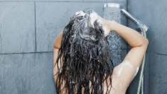 Những thói quen sai lầm khiến tóc càng chăm càng hư tổn