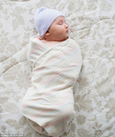 Quấn chặt trẻ trong khăn khi ngủ có thể khiến trẻ đột tử