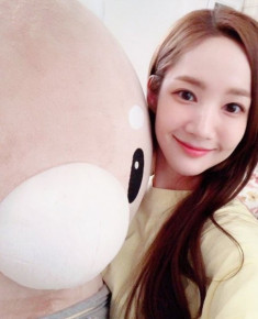 Selfie với “Bò chăm chỉ”, Park Min Young trở thành đề tài nóng đuợc Netizen Hàn tranh luận