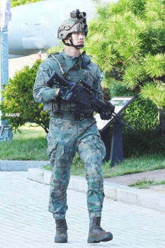 Taecyeon - 2PM đẹp như tượng tạc trong trang phục quân nhân khiến fan mê mệt