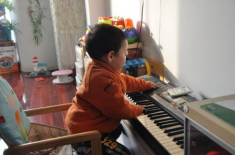 Tập piano 1 giờ mỗi ngày, sau 3 năm, sự phát triển của trẻ vượt quá sức tưởng tượng