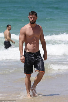 ‘Thần Sấm Thor’ Chris Hemsworth khiến fan gục ngã khi khoe ngực trần trên biển