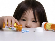 Trẻ bị ốm uống thuốc kháng sinh thường xuyên có chậm tăng cân?