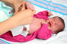 Trẻ sơ sinh bị tiêu chảy: Dấu hiệu và cách khắc phục