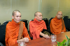 Trương Ngọc Ánh và Kingdom Corporation vinh dự được ban tặng xá lợi Phật từ Ngài Tam Tạng thứ 7 của Myanmar