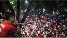 Tuấn Hưng ‘gây’ náo loạn phố đi bộ Hà Nội sau trận bán kết của đội tuyển Việt Nam