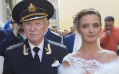 Vừa ly hôn vợ trẻ đáng tuổi cháu, tài tử U90 người Nga đã hẹn hò nhân tình kém 61 tuổi