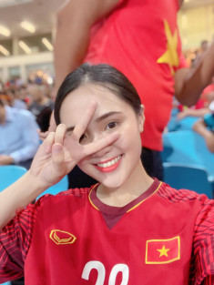 Bạn gái hot girl mặc áo thi đấu cổ vũ, Duy Mạnh liền ghi bàn thắng cho Việt Nam