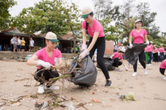 Bản tin Hoa hậu: Thí sinh Hoa hậu VN phía Bắc dọn rác vẫn không ngừng đẹp