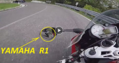 [Clip] - BMW S1000RR vs Yamaha R1 - Cuộc đua gây cấn hơn cả MotoGP