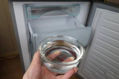 Để 1 cốc nước qua đêm trong tủ lạnh, tiết kiệm cả triệu tiền điện mỗi năm nhờ mẹo này