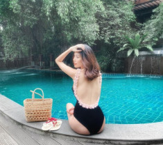 Mang bầu 5 tháng, Lan Khuê vẫn tự tin trưng diện bikini khoét ngực nóng bỏng