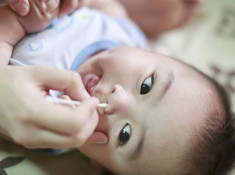 4 cách lấy gỉ mũi cho trẻ sơ sinh an toàn không đau không rát