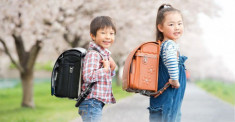 6 đồ dùng cha mẹ nên chuẩn bị cho con vào lớp 1 để bé tự tin với bạn bè