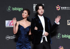 Ahn Jae Hyun xuất hiện với gương mặt tròn trĩnh tại MAMA 2018, cư dân mạng đồng loạt gọi tên bà xã Goo Hye Sun
