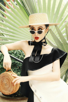 Angela Phương Trinh cực sexy đối lập Hoa hậu Thu Hoài mộng mị với áo dài
