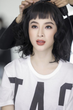 Angela Phương Trinh tự làm mẫu trong buổi chụp hình cho bộ sưu tập đầu tay