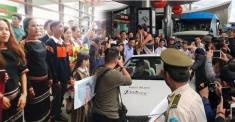 Ba mẹ và dân làng diện trang phục Ê Đê ra đón HH H‘ Hen Niê trở về quê hương