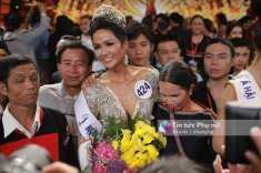 Bố mẹ Tân hoa hậu mặc trang phục người Ê Đê, giản dị lần đầu xuất hiện cùng con gái