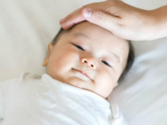 Cha mẹ nên làm gì khi trẻ sơ sinh bị sốt?