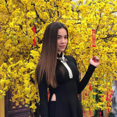 Chị em diện đồ xanh đỏ, Hồ Ngọc Hà vẫn trung thành với áo dài đen dịp cuối năm