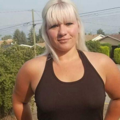 Cô gái đòi kiện bằng được ông chủ khi bị đuổi việc vì không mặc áo lót đi làm