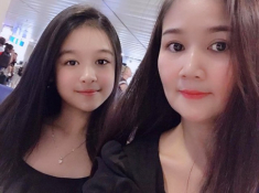 Con gái được khen xinh như búp bê, nhìn sang mẹ mới thấy “ngã ngửa”