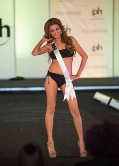 Cũng diện bikini thi Hoa hậu Hoàn vũ như ai, nhưng cô gái này lại bị dọa giết