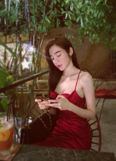 Cùng diện váy đỏ dịp Valentine, Elly Trần khoe vòng 1 sexy đến nghẹt thở, quay sang Lan Khuê thì...