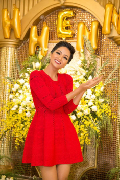 Đầu năm 2019: H‘Hen Niê tri ân mẹ Linh San và những người thợ về chiếc váy lịch sử