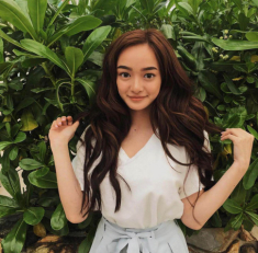 Đừng nghĩ chỉ có gọt cằm mặt mới thon, chọn đúng kiểu áo tiết kiệm được khối tiền thẩm mỹ