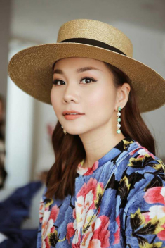 Giàu có là thế, nhưng chị đại Thanh Hằng chỉ dùng mỗi chiếc nón này nhiều năm qua!