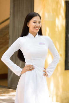 Giày thể thao phối áo dài, câu “người đẹp mặc không giống ai... cũng vẫn đẹp” chính là Tiểu Vy