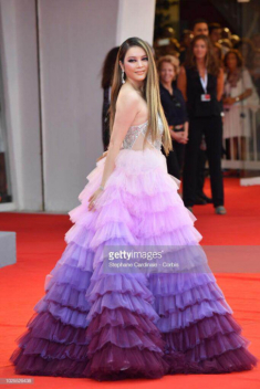 Hết Cannes, Lý Nhã Kỳ lại càn quét thảm đỏ Venice với váy tím mộng mơ và giày siêu cao