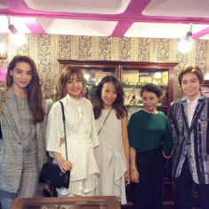 Hồ Ngọc Hà giàu vẫn dẫn mẹ đi mua hàng thùng, Bích Phương cũng mê đồ chỉ vài chục nghìn