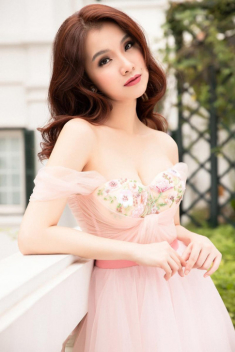 Hoa hậu Thùy Lâm khoe vòng 1 căng tràn sức sống với váy trễ vai