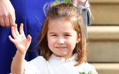 Hôm nay công chúa Charlotte dự lễ khai giảng đầu đời, học phí hoá ra thua xa con sao Việt
